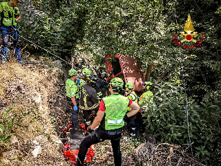 Finisce fuori strada e precipita con l’auto, anziano salvato dai Vigili del fuoco